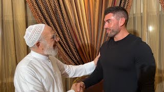 بطل كمال أجسام البريطاني يعلن إسلامه ويستقبله د. عمر في منزله