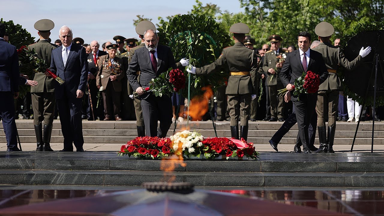 Հայաստանը նշում է Հաղթանակի և խաղաղության տոնը. ՀՀ վարչապետը հարգանքի տուրք է մատուցել Հաղթանակ զբոսայգում
