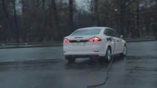Carro com mangueira da gasolina pendurada