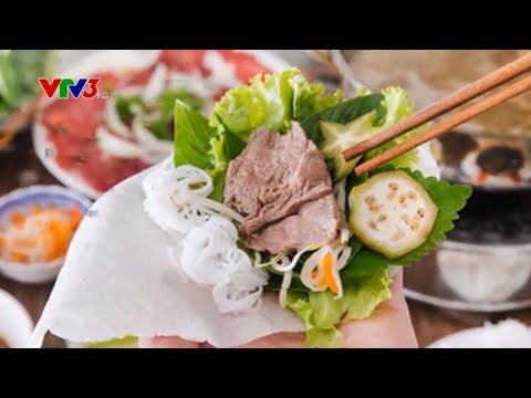 Bánh tráng phơi sương cuốn thịt luộc rau rừng
