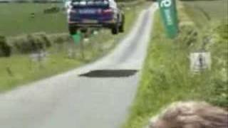 Subaru Impreza voa em salto de rali a mais de 210km/h