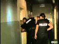 Des policiers qui font passer les interpelles directement a travers la porte pour les arreter ! :o