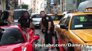 Cromo com ferrari calca o pé de um policia