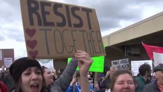 Cientos de personas protestaron en el Aeropuerto Internacional de Kansas City