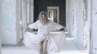 IZIA - So Much Trouble - Clip officiel
