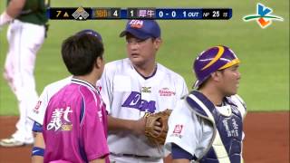 20130611 CPBL 獅v.s犀牛 7上沈鈺傑用手將球直接檔下接殺