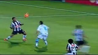 Espectacular asistencia de Ronaldinho con el pecho