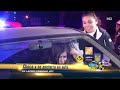 Choca y se encierra en auto