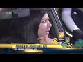 Choca y se encierra en auto