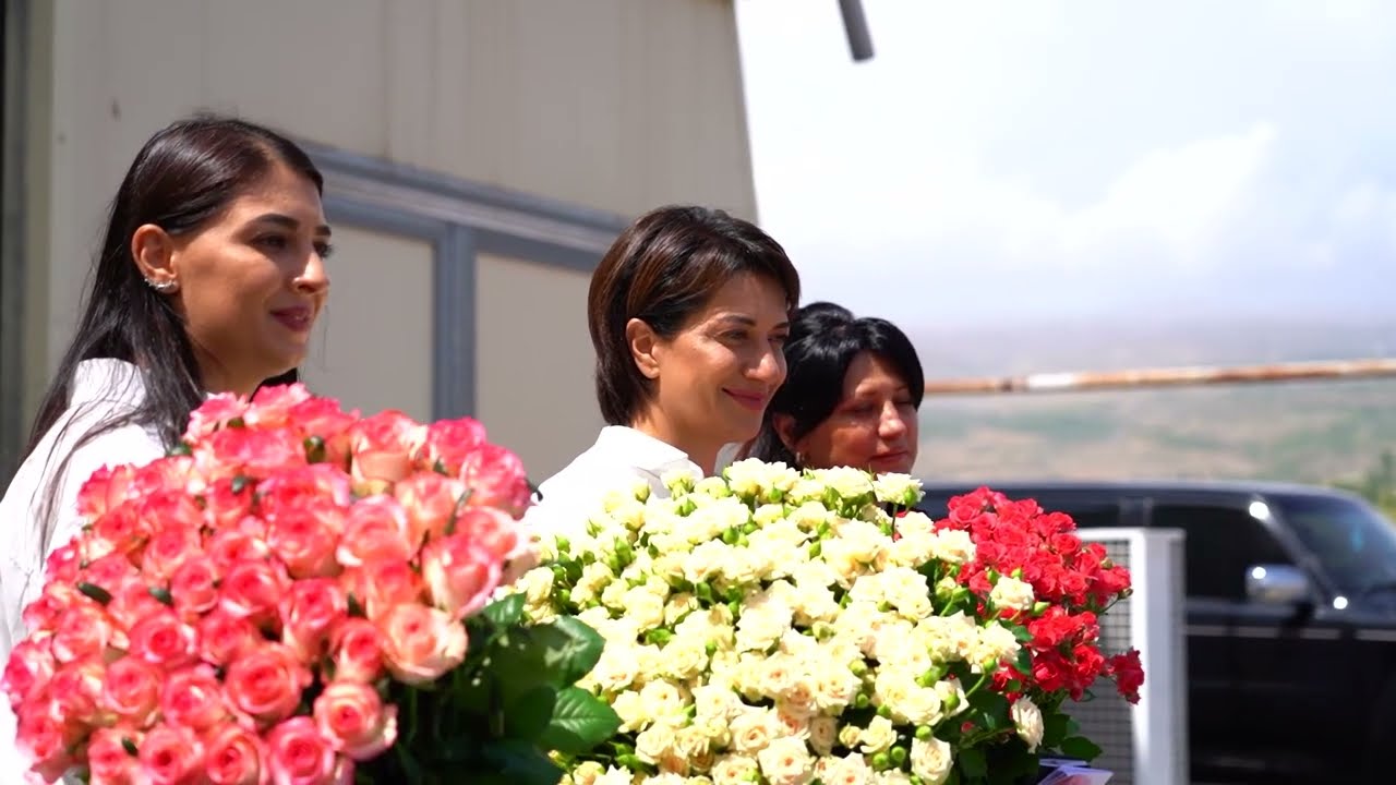 Աննա Հակոբյանը Արագածոտնում այցելել է «Ավալանժ» վարդերի ջերմոցային տնտեսություն և «Թաթոյենց քոթուկ» զբոսաշրջային տուն