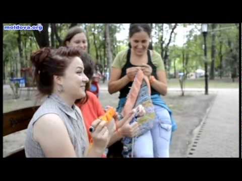 Au îmbrăcat un copac în parcul central