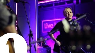 Miley Cyrus – Summetime Sadness (Live on BBC Radio1 Live Lounge)