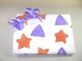 Manualidades Infantiles: Cómo hacer papel de regalo con sellos de esponja 