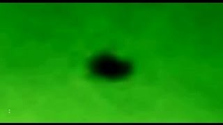 L'enorme Nave aliena stazionata vicino al Sole