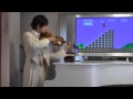 Un violoniste accompagne Mario dans les deux premiers niveaux du jeu avec son violon !