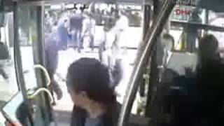 Metrobüs şoförüne şemsiyeli saldırı anı