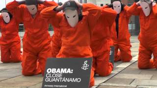 «Обама, закрой Гуантанамо»: флешмоб Amnesty International