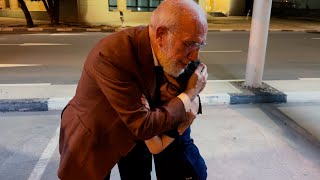 د. عمر يفاجئ حفيده في المطار بعد غياب طويل