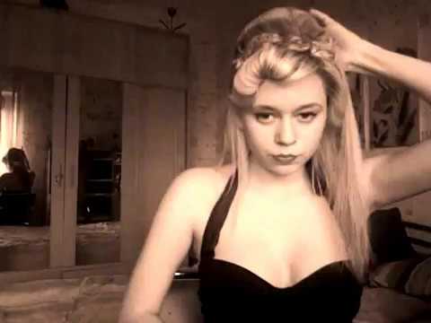 50s pin up hairstyles. pin up girl hairstyle.