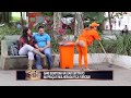 Furo no uniforme deixa gari gata com bumbum de fora