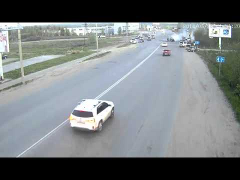 Жуткая авария в Сыктывкаре Газели выехал на перекресток на красный свет и столкнулся с Mitsubishi