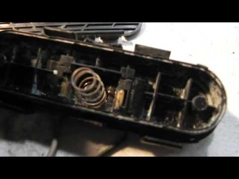 THE REAR DOOR LOCK OF THE CHRYSLER VOYAGER DOES NOT WORK