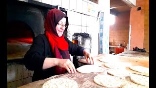 30 yıllık kadın fırıncı ekmeğini hamurdan çıkarıyor