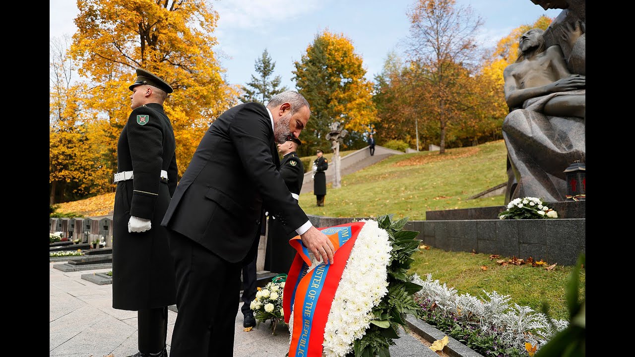 Վարչապետ Նիկոլ Փաշինյանը Վիլնյուսում այցելել է «Անտակալնիս» զինվորական գերեզմանատուն, որտեղ հարգանքի տուրք է մատուցել Լիտվայի անկախության համար զոհվածների հիշատակին