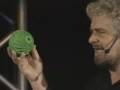 Beppe Grillo prova bio washball durante il suo spettacolo 