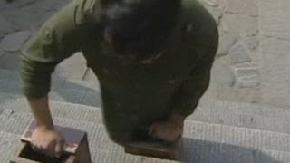 يمشي مستخدماً يديه 