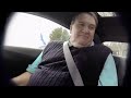 El legendario corredor de Nascar Jeff Gordon le hace una broma a un vendedor de autos.