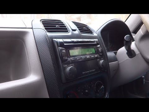 Cómo quitar una Radio regular en Mazda Demio 2000-2002 año.