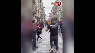 İstiklal caddesinde elindeki poşet ile video çeken yabancı uyruklu şahıs, tepkiye neden oldu