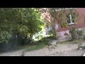 Момент сноса двухэтажного ветхого дома