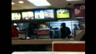 Empleado loco de McDonalds golpea a clientes con brutalidad