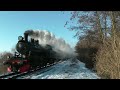 SSN stoomtrein door de sneeuw met enorme stoomwolken.