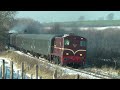 SSN stoomtrein door de sneeuw met enorme stoomwolken.