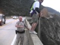 Un base jumper fait un salto d un pont devant un policier qui s etait arrete pour l interpeller