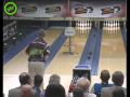 Bowling tricks : un superbe strike par dessus une chaise haute au milieu de la piste