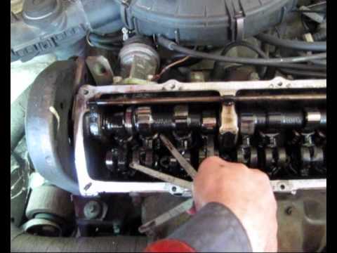 VW-Golf Adjusting the valves