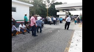 Ojitecos bloquean caseta de Caracol Ojitecos bloquean caseta de Caracol