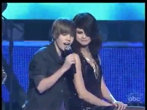 justin bieber pictures with selena. Justin Bieber Singing To