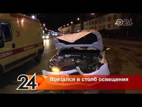 В Казани водитель Volkswagen врезался в столб освещения