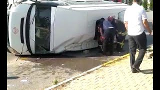 Minibüs araç çarpışıp devrildi, 9 yaralı