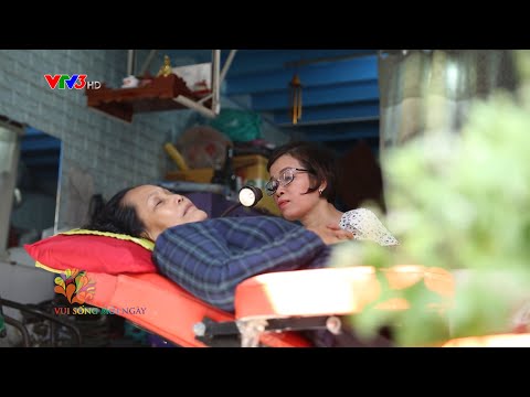 Nghị lực của người phụ nữ cắt tóc bằng một tay