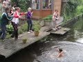 familie Vollering leert zwemmen