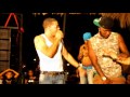 BAILARIN DEL CHUAPE LE VOMITA LA CARA A UNA JOVEN EN PLENO SHOW