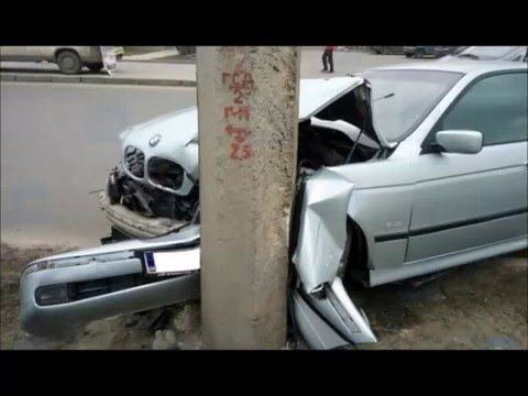 Авария - BMW въехала в столб. У водителя заклинило руль. Car crashed in column.