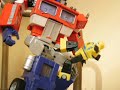 Transformers Stop-Motion Bumblebee beats Optimus Prime