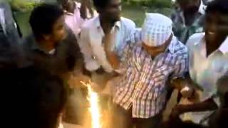 Uma forma estranha de dar os parabéns aos amigos